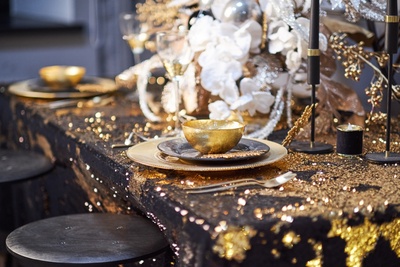 How to decorate a festive New Year's eve table