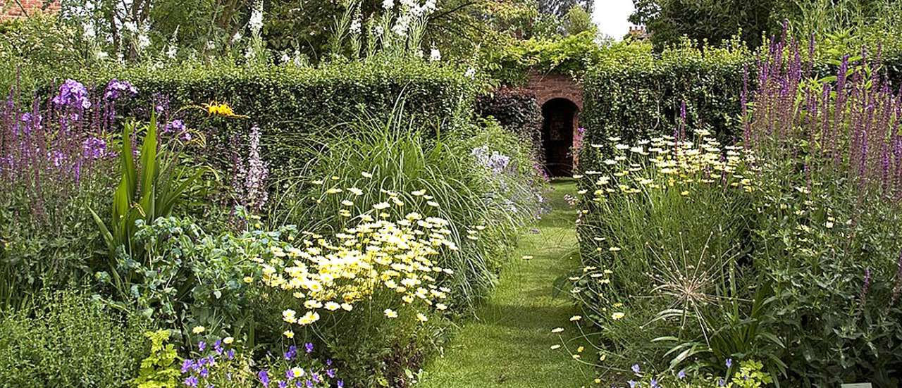 Cottage Garden - Tony Hisgett (CC BY-SA 3.0)
