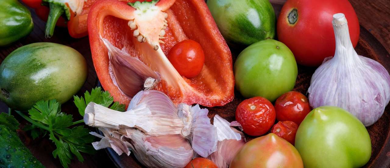 Tomatoes, peppers & garlic - Image by Владимир from Pixabay