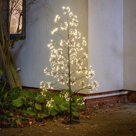 5ft Twinkling Tree -Image courtesy of Smart Garden Products