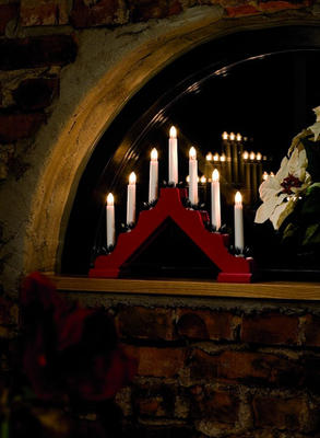 7 Bulb Welcome Light (Red) - Image courtesy of Konstsmide