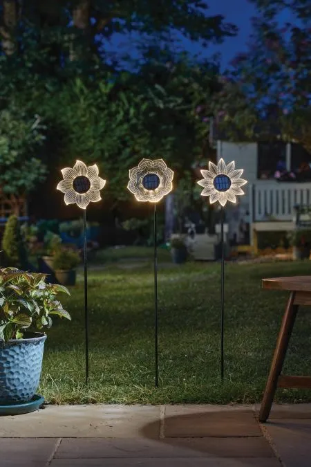 Bloom Line Stake Light Mixed -Image courtesy of Smart Garden Products